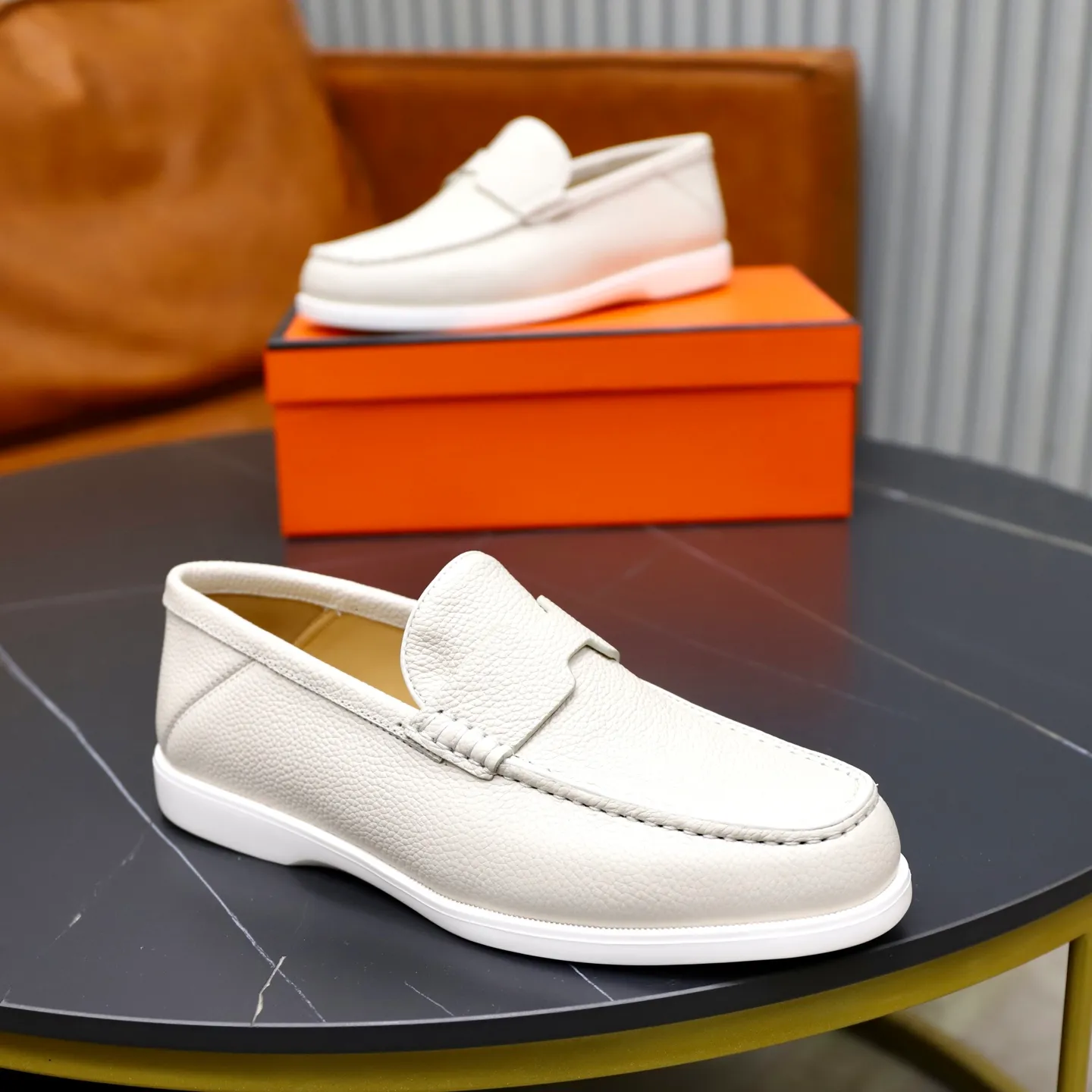 Ex-factory price: 560💰Hermès/Hermès slip-on men's shoes. This shoe is made of imported pebbled cowhide. It has simple and smooth lines and is combined with aerodynamically designed 3CM rubber foam ultra-light soles! Youthful and fashionable, classic H-shaped hardware buckle decoration, calf lining gently wraps the feet, with logo cowhide feet, casual and urban style, highlighting youthful vitality, sports and leisure version, super versatile, code number: 38-39-40-41-42-43-44 standard leather shoe size (45 can be customized but does not support returns)